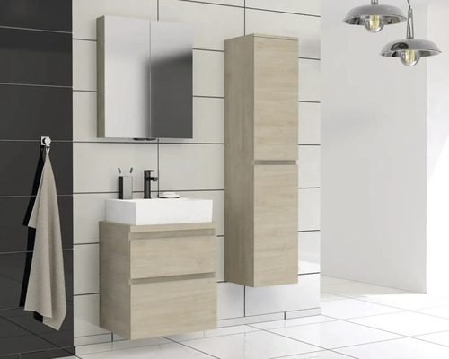 Baie cu lavoar, dulap cu oglindă și dulap înalt