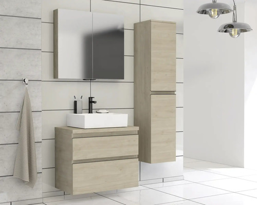 Baie luminoasă cu dulap de lavoar, dulap cu oglindă și dulap înalt pentru accesorii de baie