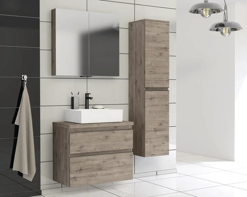 Baie modernă cu dulap de bază pentru lavoar, dulap cu oglindă și dulap înalt cu aspect de lemn