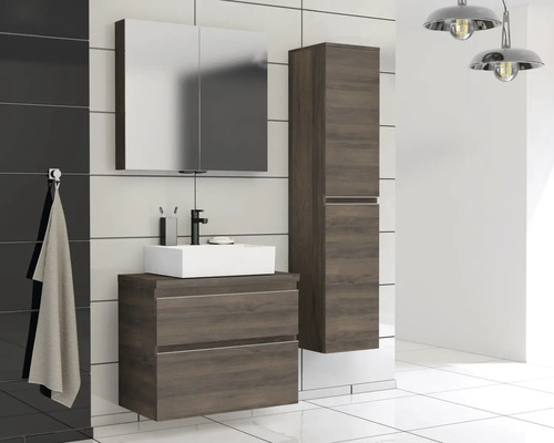 Baie modernă cu lavoar, dulap cu oglindă și dulap înalt cu aspect de lemn