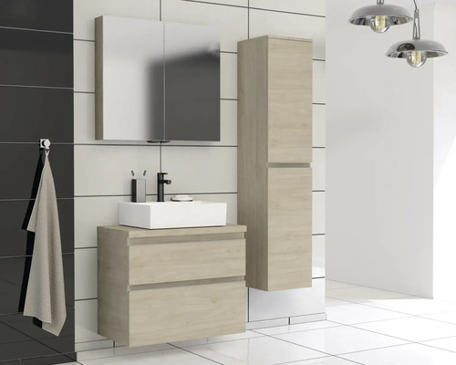 Baie cu lavoar, dulap cu oglindă și dulap înalt în decor de lemn deschis