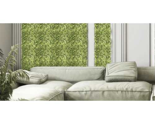 Interior decorativ cu perete de plante verde și canapea