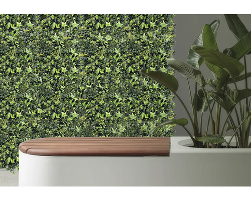 Placare decorativă a peretelui cu iederă artificială lângă o bancă și o plantă de apartament.