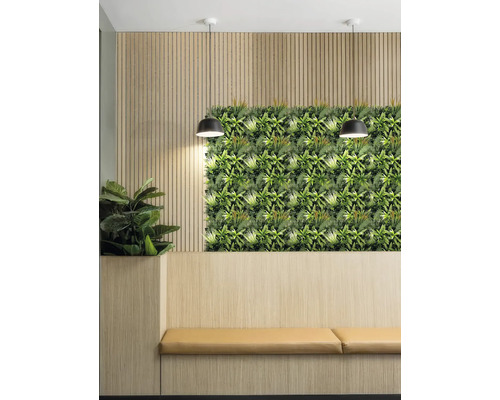 Sală de așteptare cu perete vegetal, bancă și lămpi suspendate