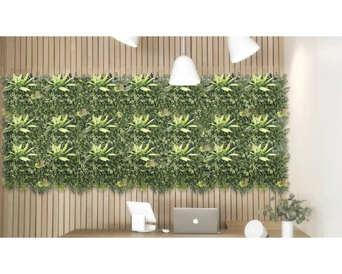 Perete decorativ cu plante artificiale în interior