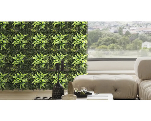 Perete verde artificial cu diverse plante într-un spațiu de locuit.