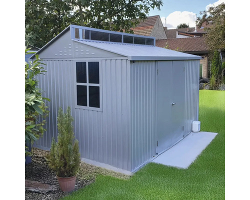 Șopron de grădină metalic cu fereastră și luminator în grădină