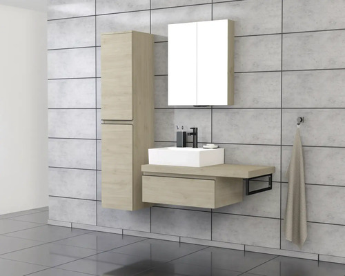 Baie cu chiuvetă, dulap cu oglindă și dulap înalt