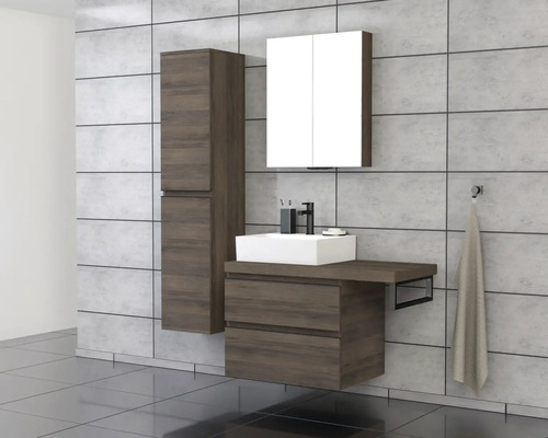 Baie modernă cu lavoar, dulap cu oglindă și dulap înalt cu aspect de lemn