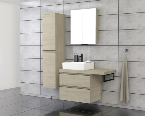 Baie cu lavoar, dulap cu oglindă și dulap înalt