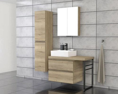 Baie cu lavoar, dulap cu oglindă și dulap înalt cu aspect de lemn pe gresie gri