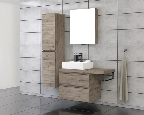 Baie cu lavoar, dulap cu oglindă și dulap înalt cu aspect de lemn