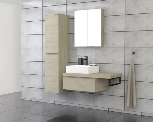 Set de baie modern cu lavoar, dulap cu oglindă și dulap înalt