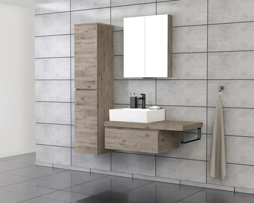 Baie cu lavoar, dulap cu oglindă și dulap înalt cu aspect de lemn