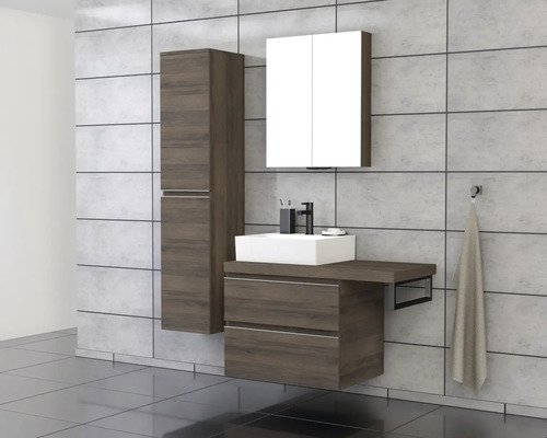 Baie cu lavoar, dulap cu oglindă și dulap înalt cu aspect de lemn