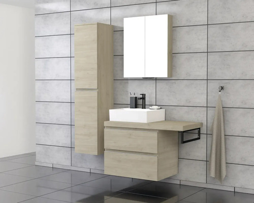 Baie cu lavoar, dulap cu oglindă și dulap înalt