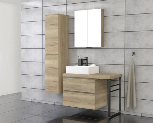 Baie cu lavoar, dulap cu oglindă și dulap înalt cu aspect de lemn