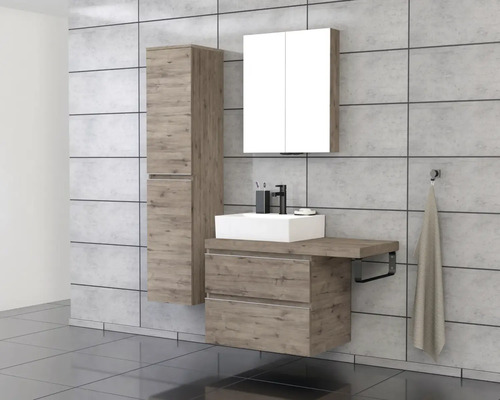 Baie cu lavoar, dulap cu oglindă și dulap înalt în design modern