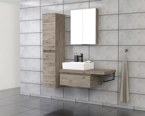 Baie cu lavoar, dulap cu oglindă și dulap înalt cu design din lemn.