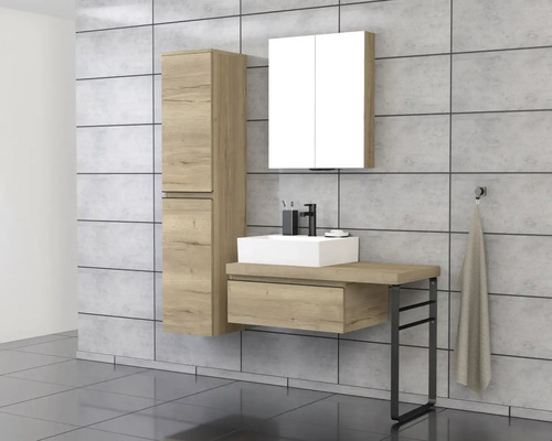 Baie modernă cu lavoar, dulap cu oglindă și dulap înalt cu aspect de lemn