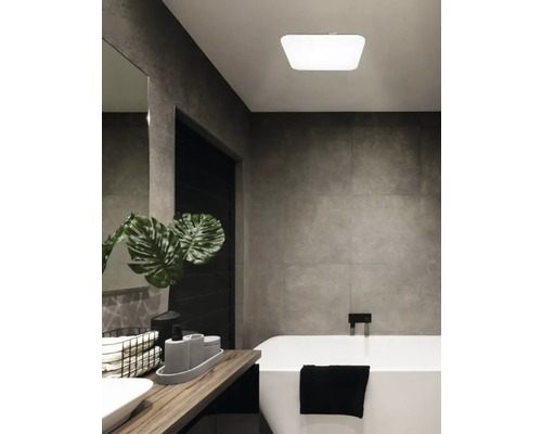 Baie cu cadă, chiuvetă și plafonieră