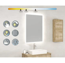 Oglindă iluminată deasupra unei chiuvete în baie. Oglinda are o funcție tactilă, funcție de reglare a intensității luminoase, temperatură de culoare reglabilă, funcție anti-aburire, rotire la 90 de grade și este rezistentă la stropire.