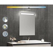 Oglindă de baie iluminată cu senzor tactil și grad de protecție IP44 pe un perete gri