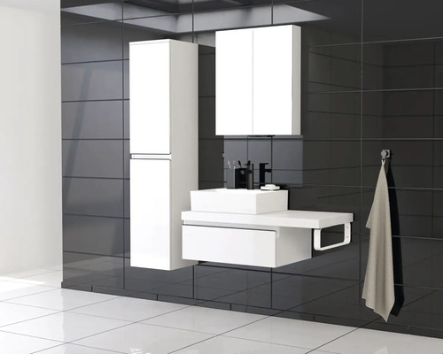 Baie cu lavoar, dulap inferior, dulap cu oglindă și dulap înalt în fața unui perete cu gresie neagră