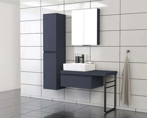 Baie modernă cu lavoar, dulap cu oglindă și dulap înalt