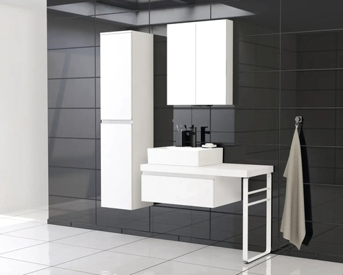 Baie cu dulap de bază pentru lavoar, dulap cu oglindă și dulap înalt în fața plăcilor de faianță întunecate