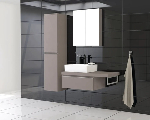 Baie modernă cu lavoar, dulap cu oglindă și dulap înalt, cu design lucios