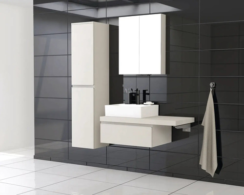 Baie cu lavoar, dulap cu oglindă și dulap înalt în fața unei faianțe întunecate