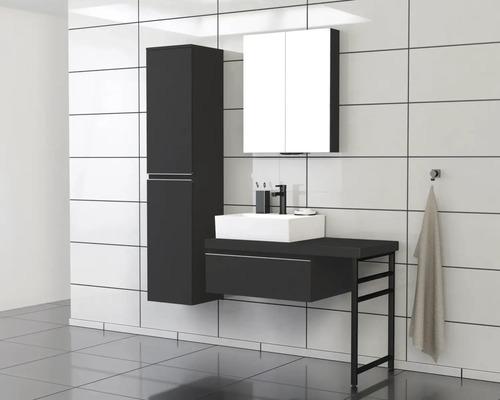 Baie modernă cu lavoar, dulap inferior, dulap cu oglindă și dulap înalt