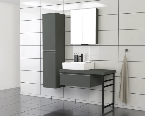 Baie cu lavoar, dulap inferior, dulap cu oglindă și dulap înalt