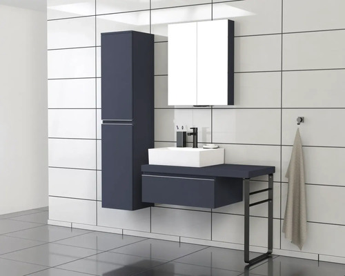 Baie modernă cu lavoar, dulap cu oglindă și dulap înalt