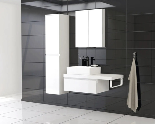 Baie modernă cu lavoar, dulap inferior, dulap cu oglindă și dulap înalt în fața placajului de faianță închis la culoare