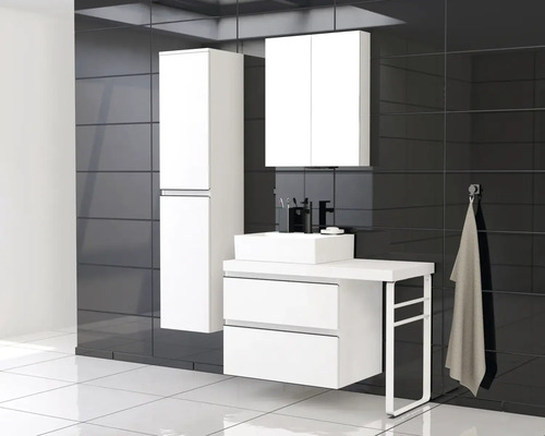 Baie cu lavoar, dulap cu oglindă și dulap înalt pe fundal de faianță închisă la culoare