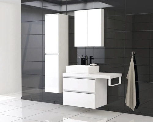 Baie modernă cu dulap de bază pentru lavoar, dulap cu oglindă și dulap înalt.