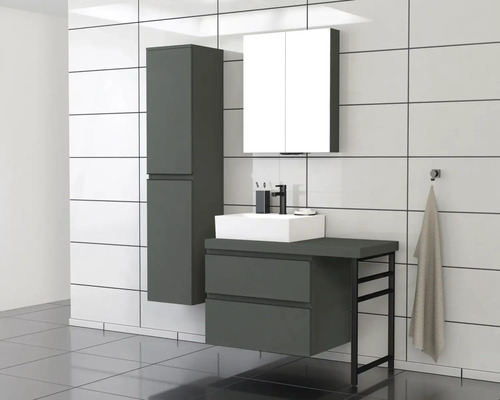 Baie cu lavoar, dulap cu oglindă și dulap înalt