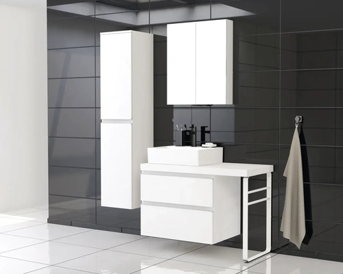 Baie modernă cu lavoar, dulap inferior, dulap cu oglindă și dulap înalt în fața unui perete întunecat