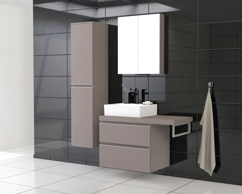 Baie modernă cu lavoar, dulap cu oglindă și dulap înalt