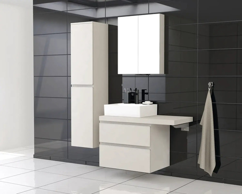 Baie modernă cu lavoar, dulap cu oglindă și dulap înalt