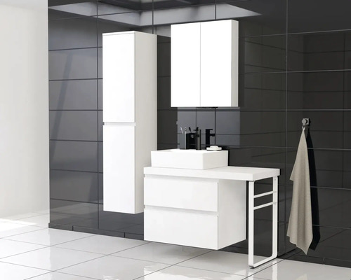 Baie modernă cu lavoar alb, dulap cu oglindă și dulap înalt pe fundal de gresie neagră.