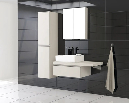 Baie cu lavoar, dulap cu oglindă și dulap înalt pe fundal de faianță închisă