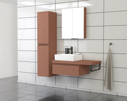 Set de baie modern cu lavoar, dulap cu oglindă și dulap înalt în fața pereților cu gresie albă