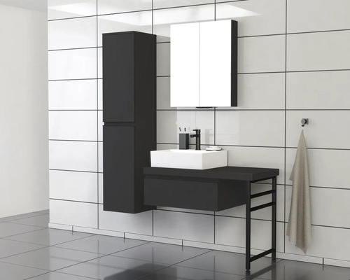 Set de baie modern cu lavoar, dulap cu oglindă și dulap înalt în fața unui perete cu gresie