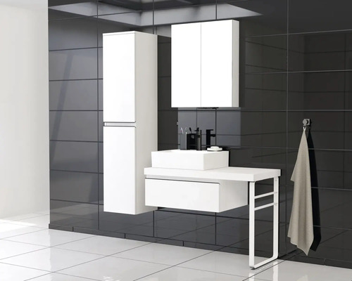 Baie modernă cu lavoar alb, dulap înalt și dulap cu oglindă pe un fundal de faianță închisă la culoare