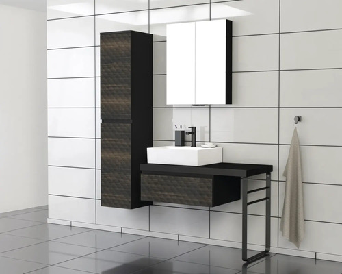 Set de baie modern cu lavoar, dulap cu oglindă și dulap înalt în fața unui perete cu faianță albă