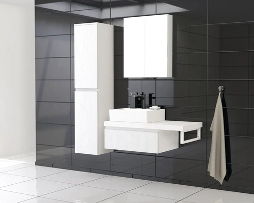 Baie cu lavoar, dulap cu oglindă și dulap înalt în fața unui perete întunecat