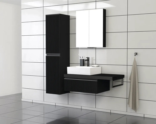 Baie modernă cu dulap negru sub lavoar, dulap cu oglindă și dulap înalt.